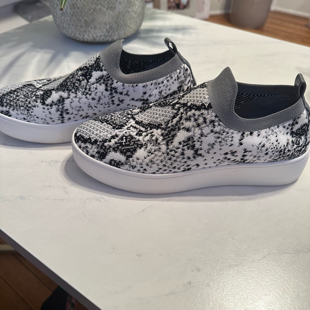 EUC Steve Madden Slip Ons - Picture 1 of 4